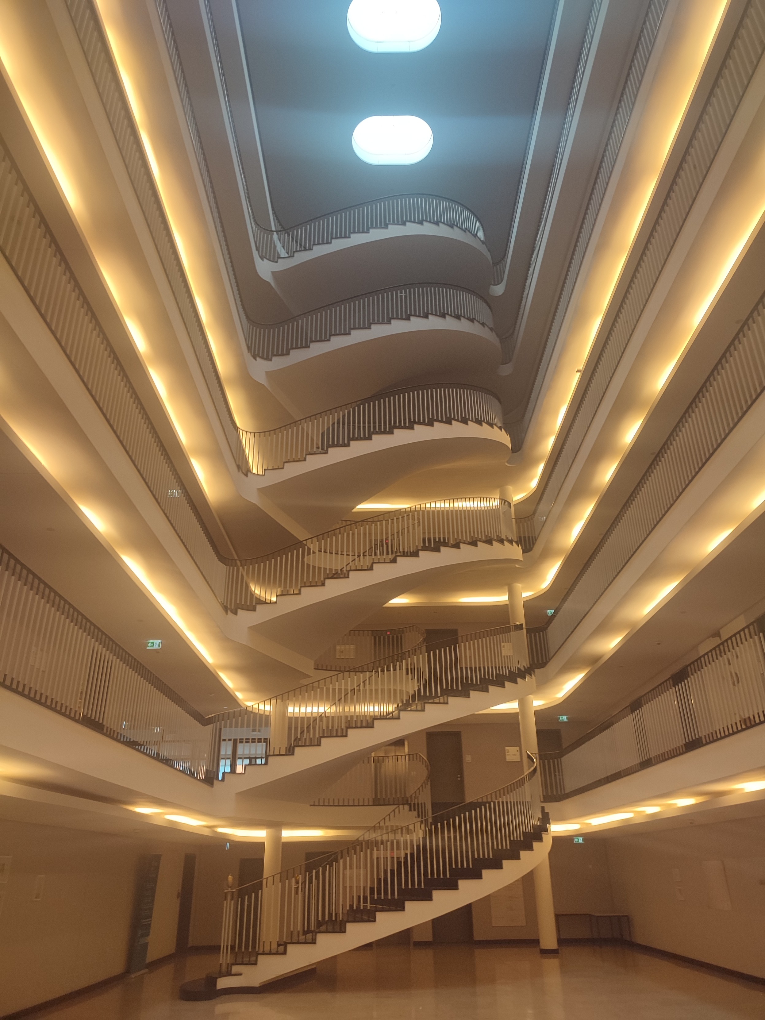 Treppenhaus Rathaus Bielefeld, beleuchtete Gänge und Trepprnaufgänge