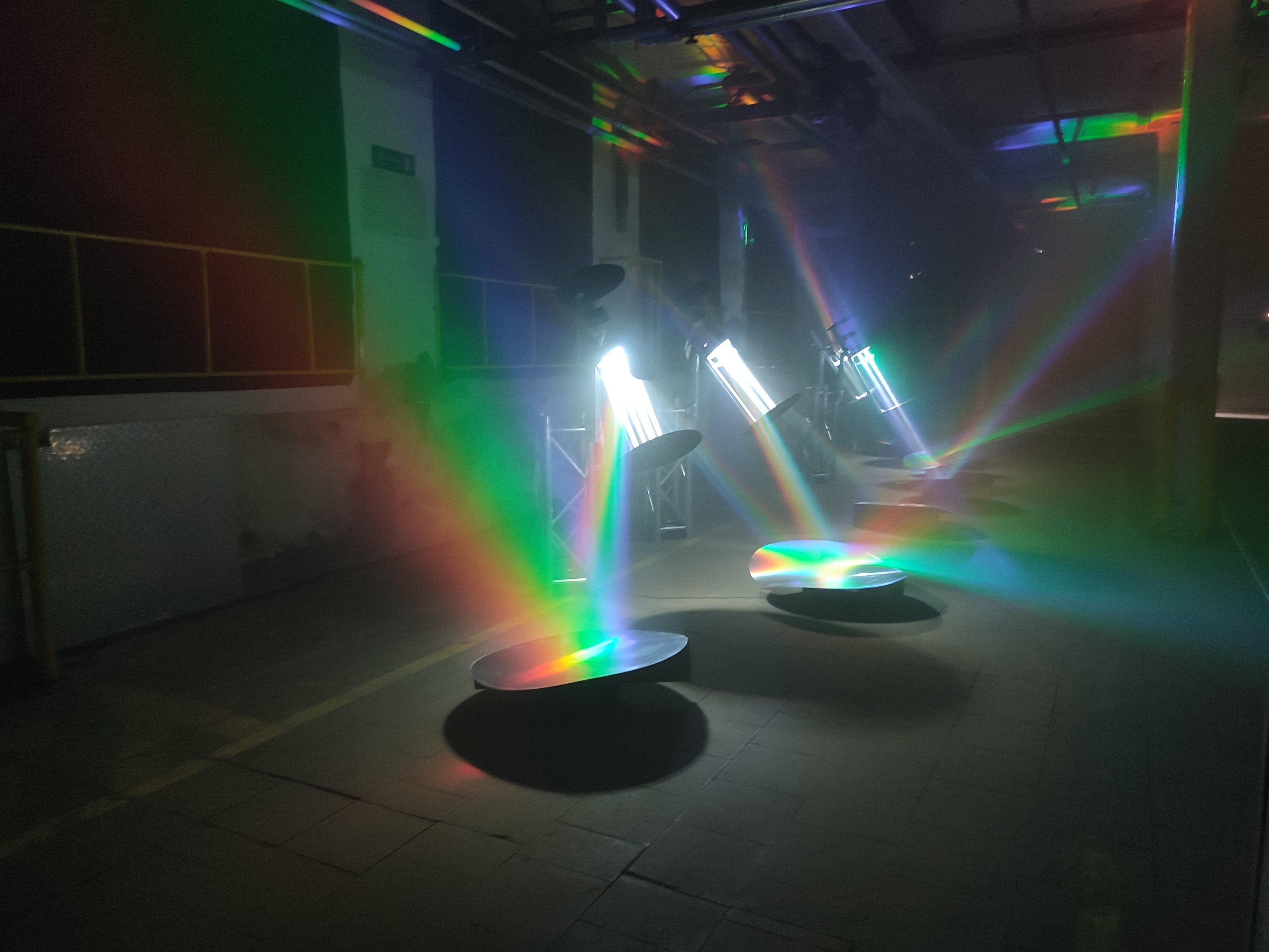 Licht fälltauf Metalloberfläche und bildet einen Regenbogen