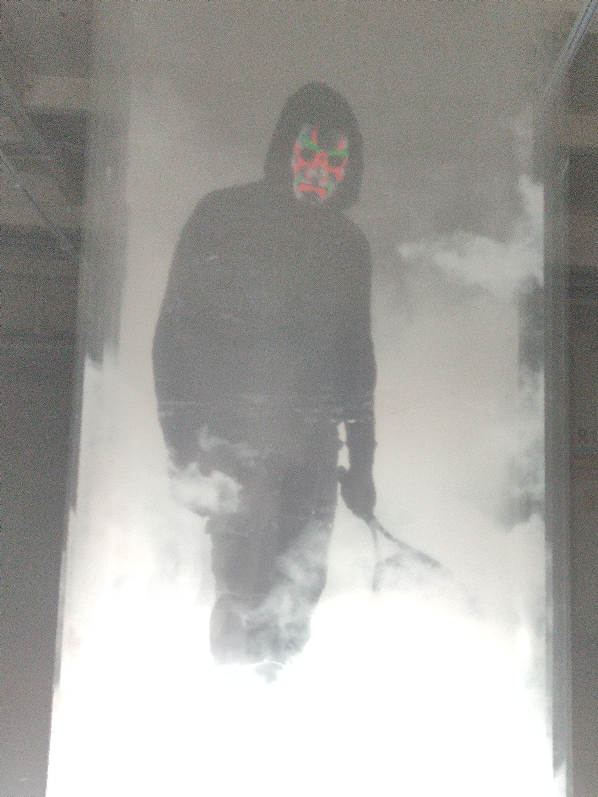 Foto einer Person mit Tennisschläger auf Folie,davor und dahinter Folien mit Nebel. Alle von unten beleuchtet.